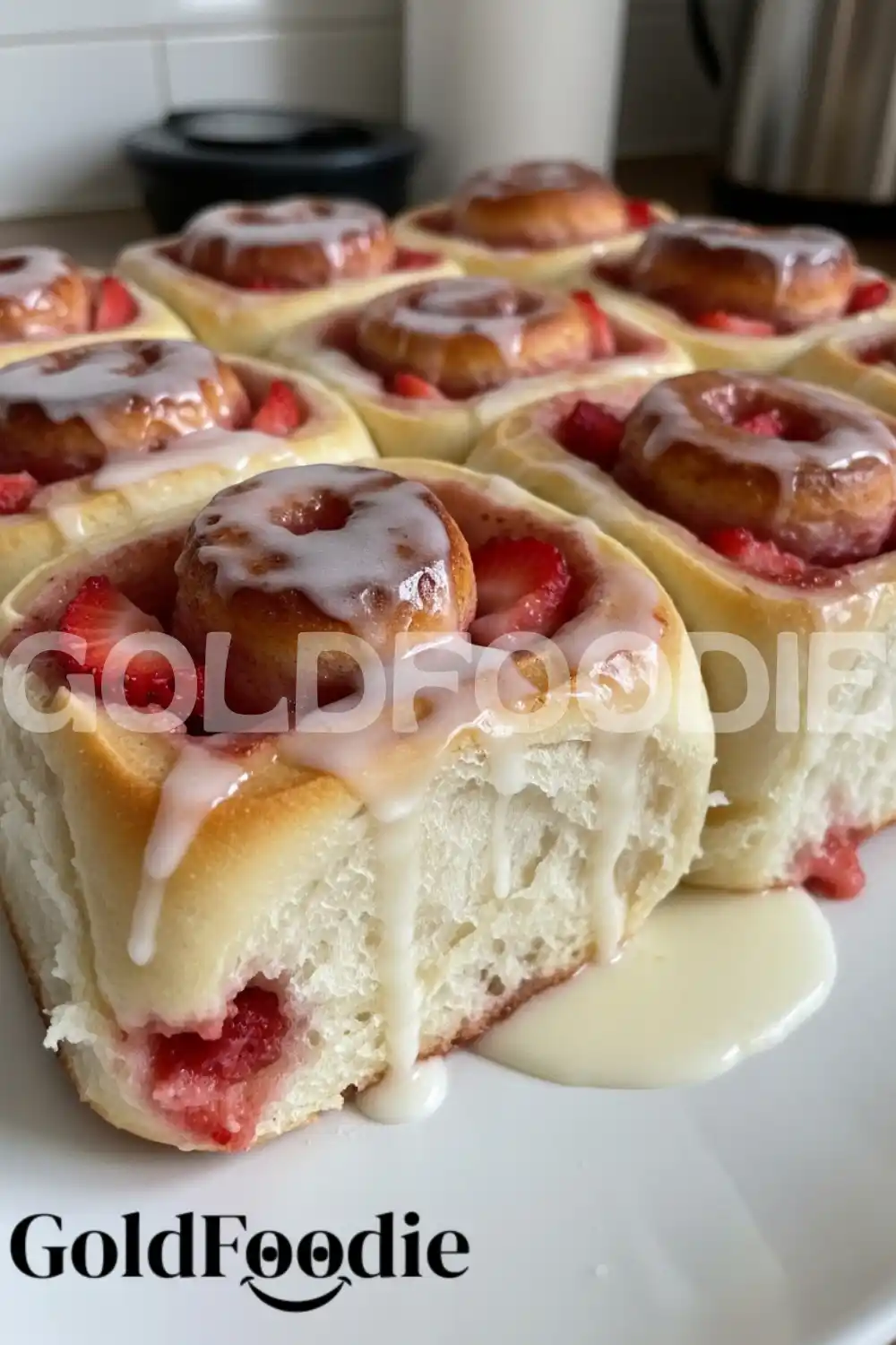 Low Carb Strawberry Cinnamon Rolls with Creamy Glaze Low Carb Strawberry Cinnamon Rolls with Creamy Glaze