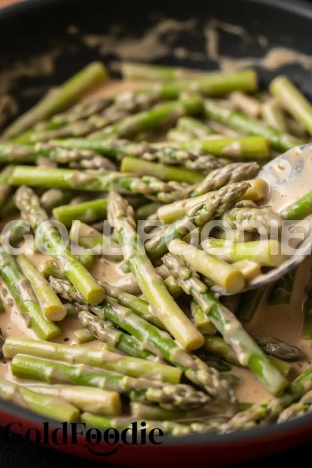 cooking-asparagus-in-skillet-with-cream-sauce