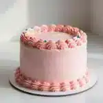Pastel con gemas 1 A pastel cake topped with colorful gemstone decorations on a decorative plate.